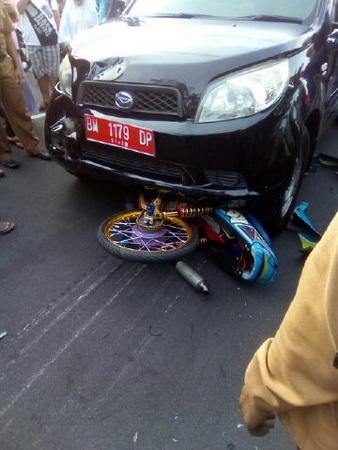 Motor Masuk Kolong Mobil Satu Keluarga Selamat